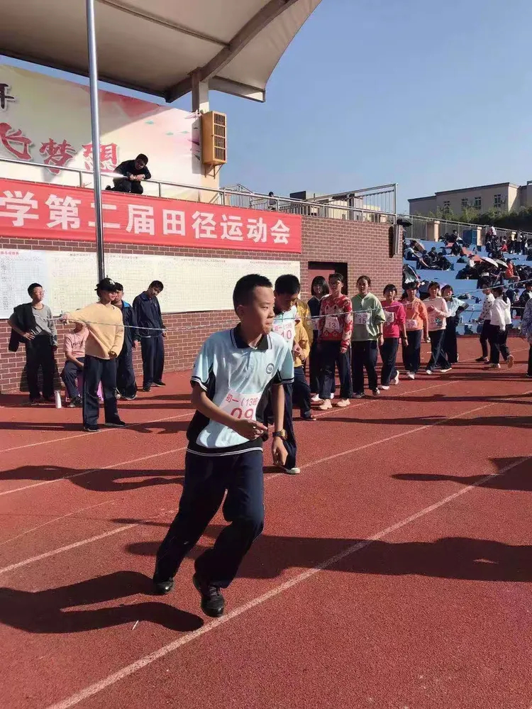 关于紧凑节奏，比赛上演直播风云，球员斗志昂扬的信息