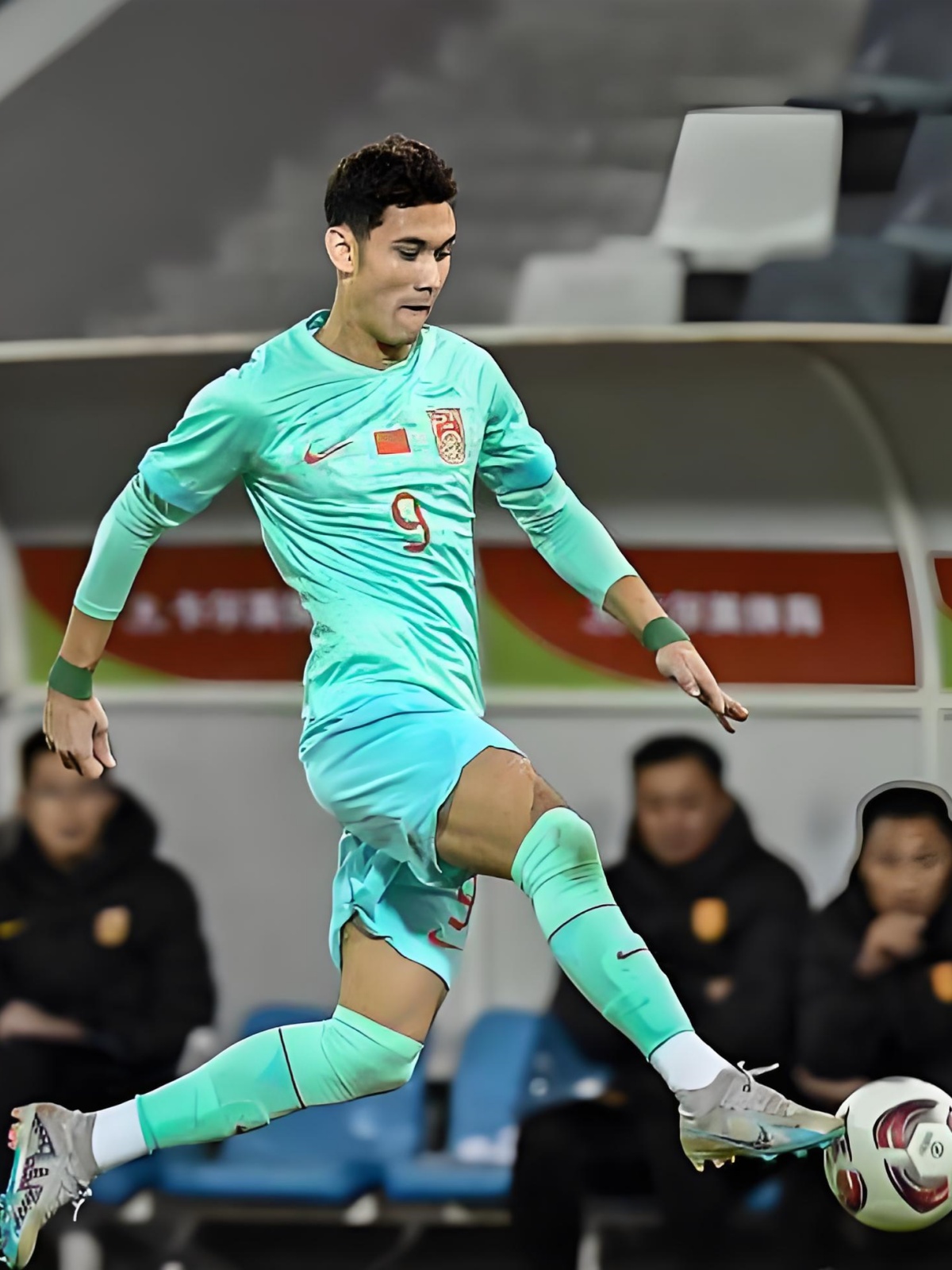 足球比赛胜负未定,球员们努力争取最佳成绩的简单介绍 足球比赛胜负未定,球员们努力争取最佳成绩的简单介绍