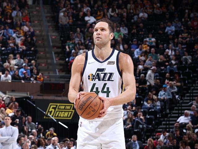 包含戈贝尔成为爵士关键人物，球队整体表现抢眼的词条